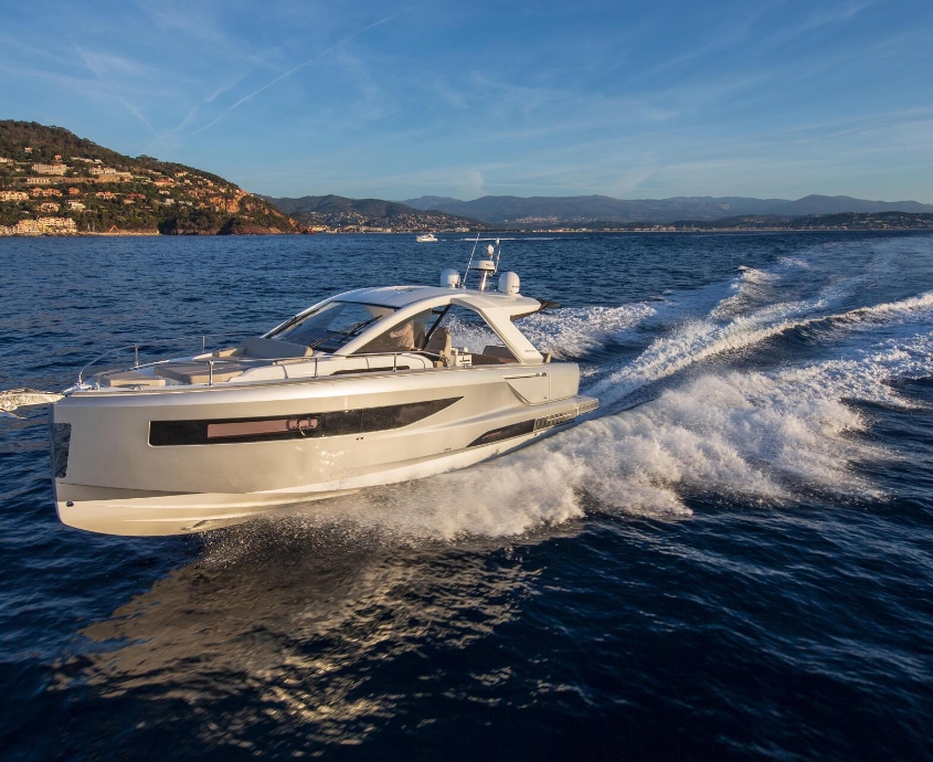 Les bateaux à moteur Jeanneau