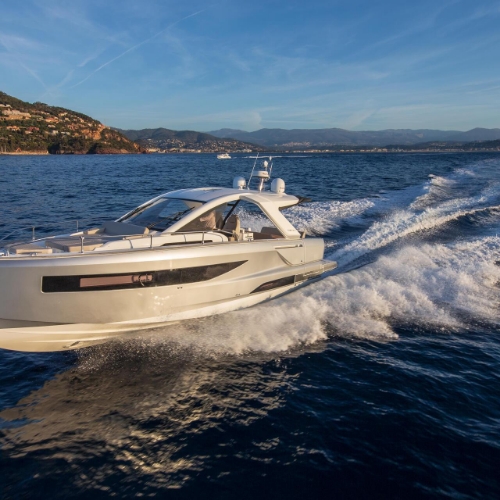 Les bateaux à moteur Jeanneau